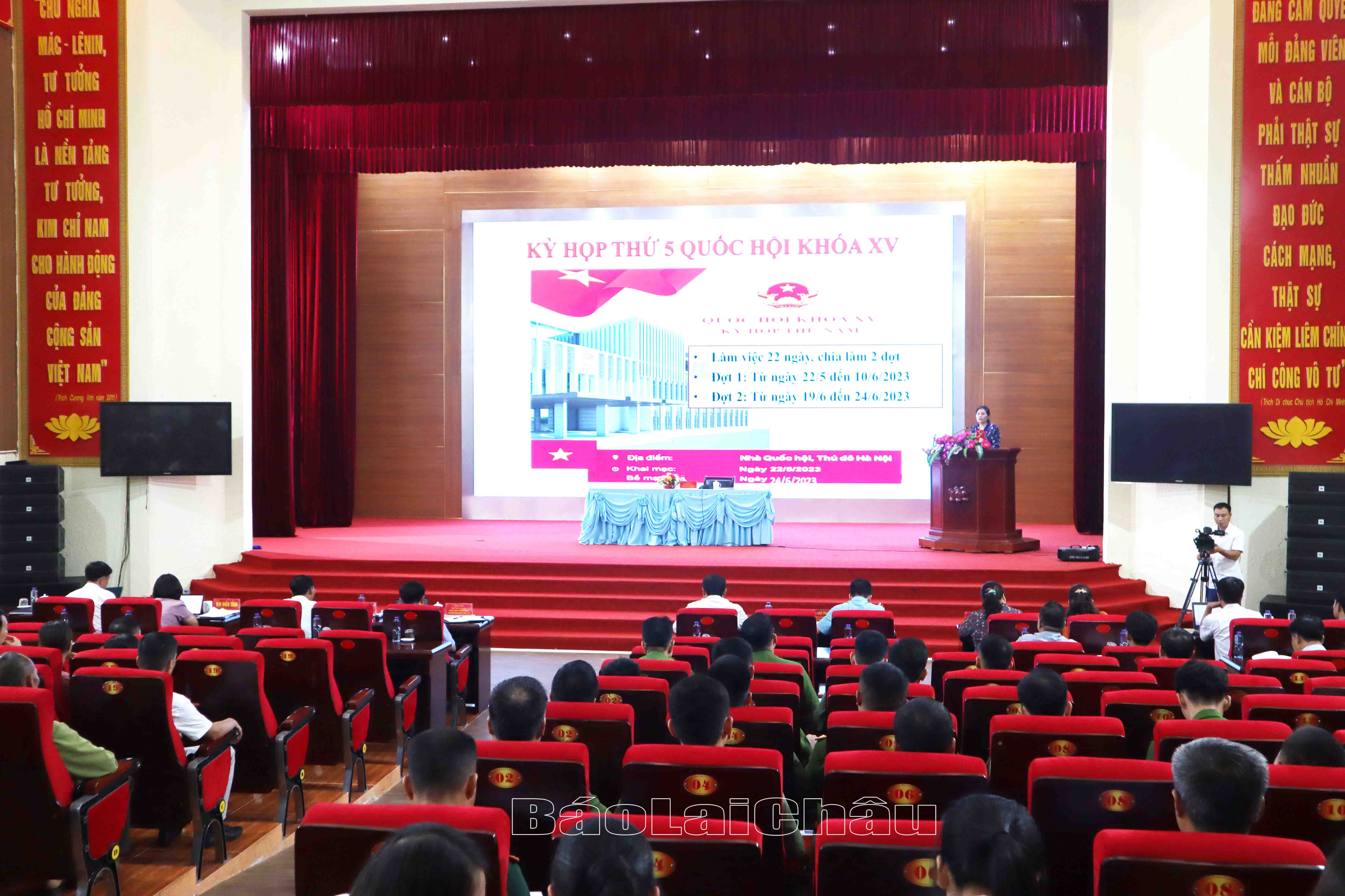 Quang cảnh buổi tiếp xúc cử tri tại Trung tâm Hội nghị Văn hóa huyện Phong Thổ.